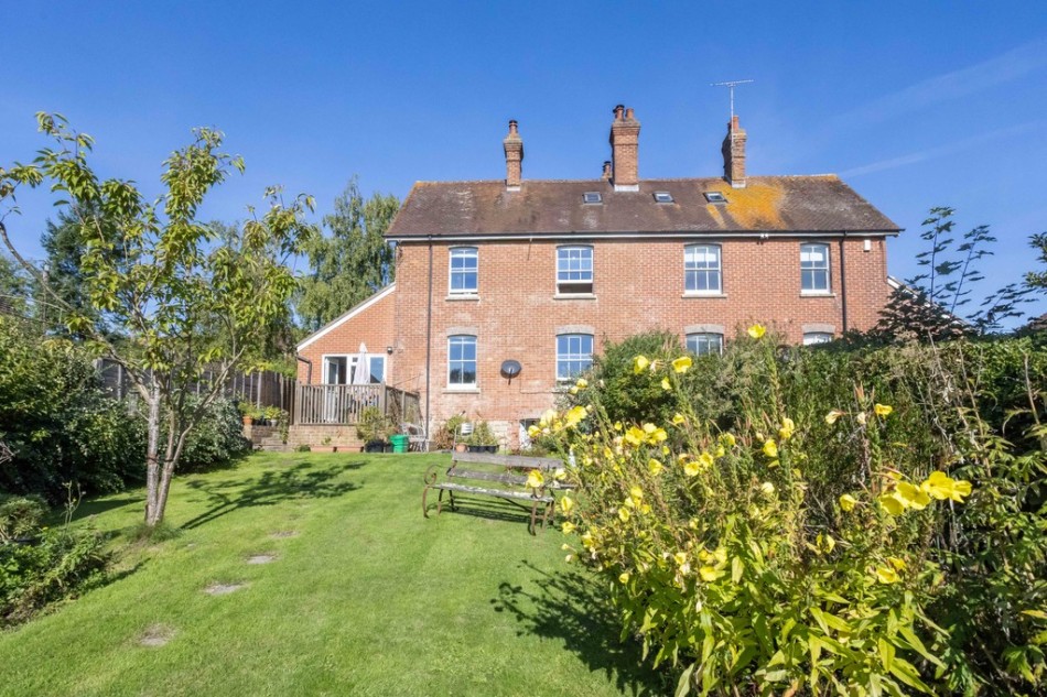 Images for With Charming Period Features in Etchingham EAID:ef57f983cf4b2a5bbece8a930a878071 BID:1